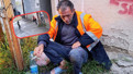Ne oldu bu çocuklara! Evsiz adam 3 çocuk tarafından sokakta darbedildi
