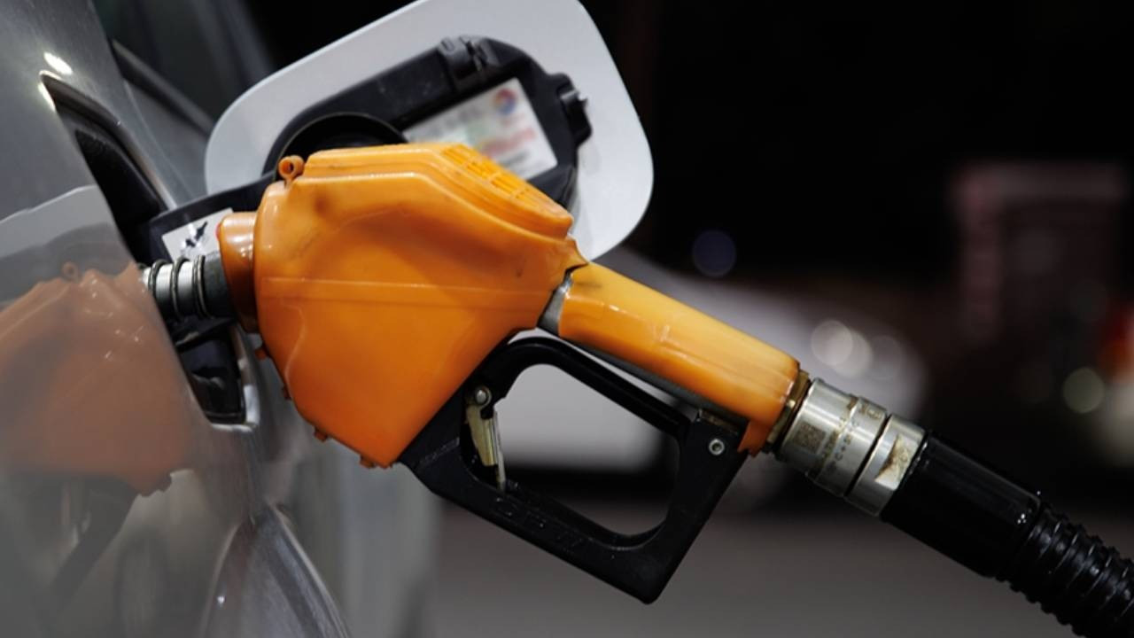 Motorine indirim geldi! Tabela gece yarısı değişti