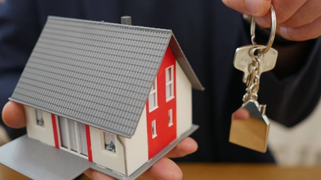 Emlakçılar için yeni dönem! Yarından itibaren Türkiye genelinde zorunlu olacak