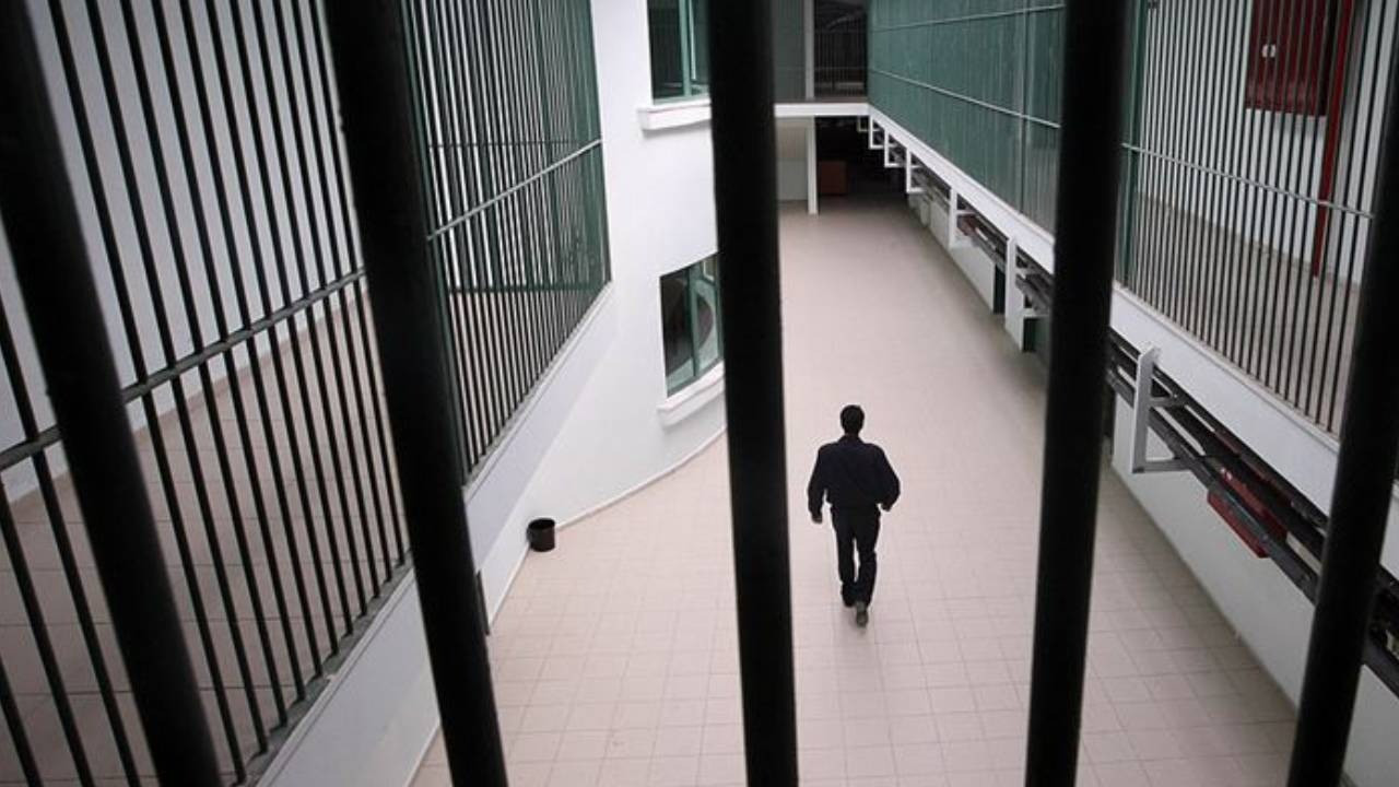 İnfazda af gibi yeni düzenleme iddiası! Cezasının yarısını çekene tahliye yolu