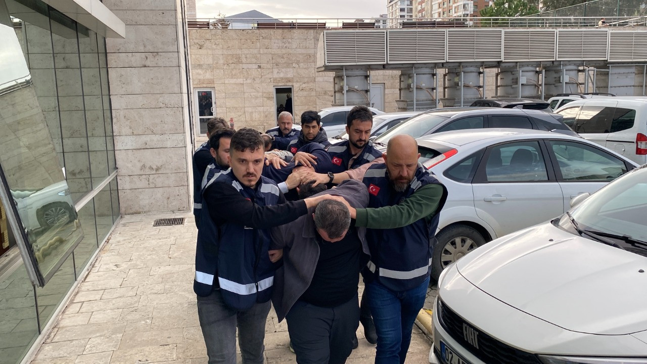 Gence kabusu yaşattılar! Tehditle 200 bin TL'sini aldılar