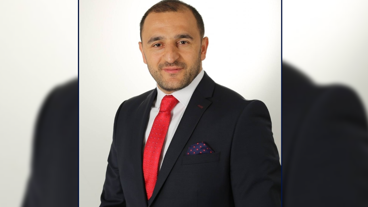 Yoldan geçenler fark etti: Eski belediye başkanı bıçaklı saldırıda öldürüldü