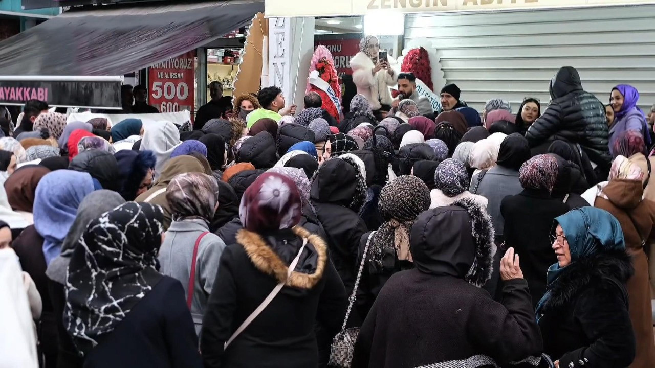 Mağaza açılışında izdiham yaşandı! Her şey yarı fiyatına