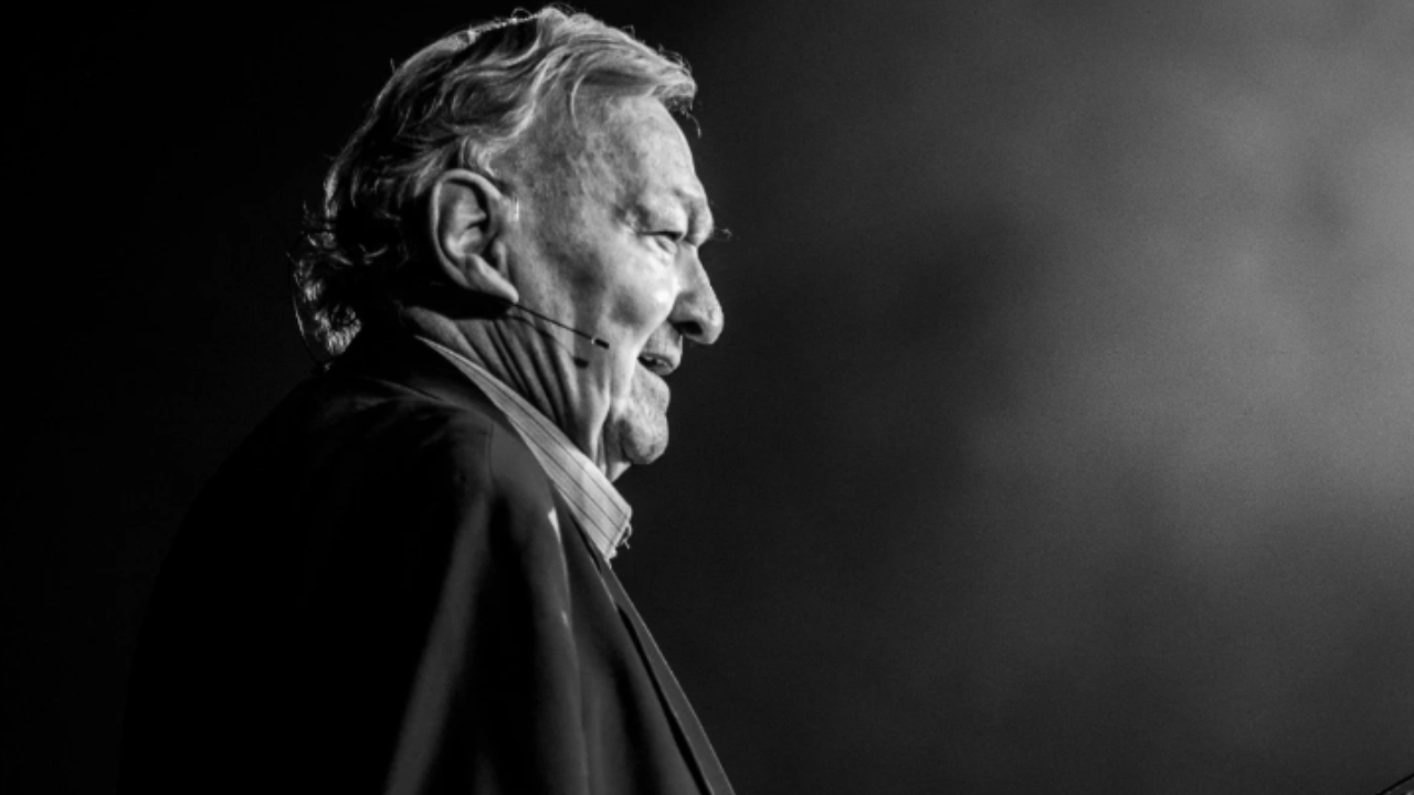 Kitapları 70 milyondan fazla satmıştı: Ünlü yazar hayatını kaybetti