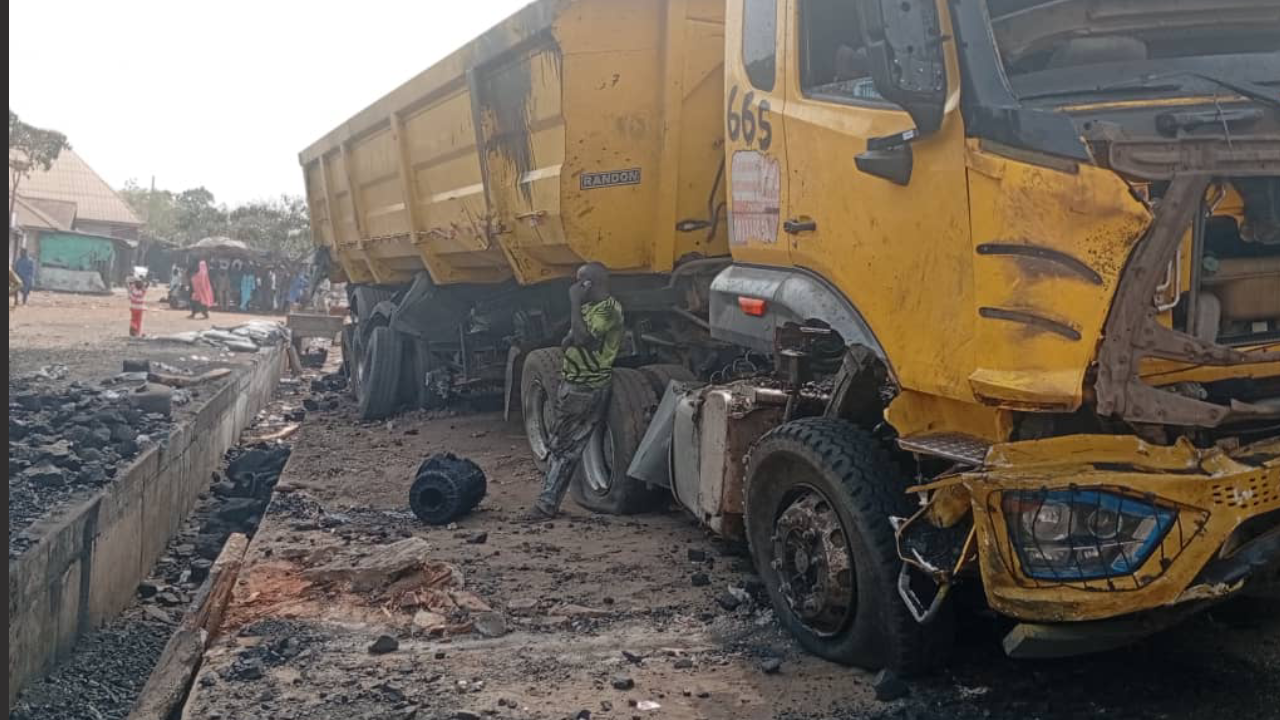 Katliam gibi kaza! Kamyon, 3 aracı biçti: 12 ölü