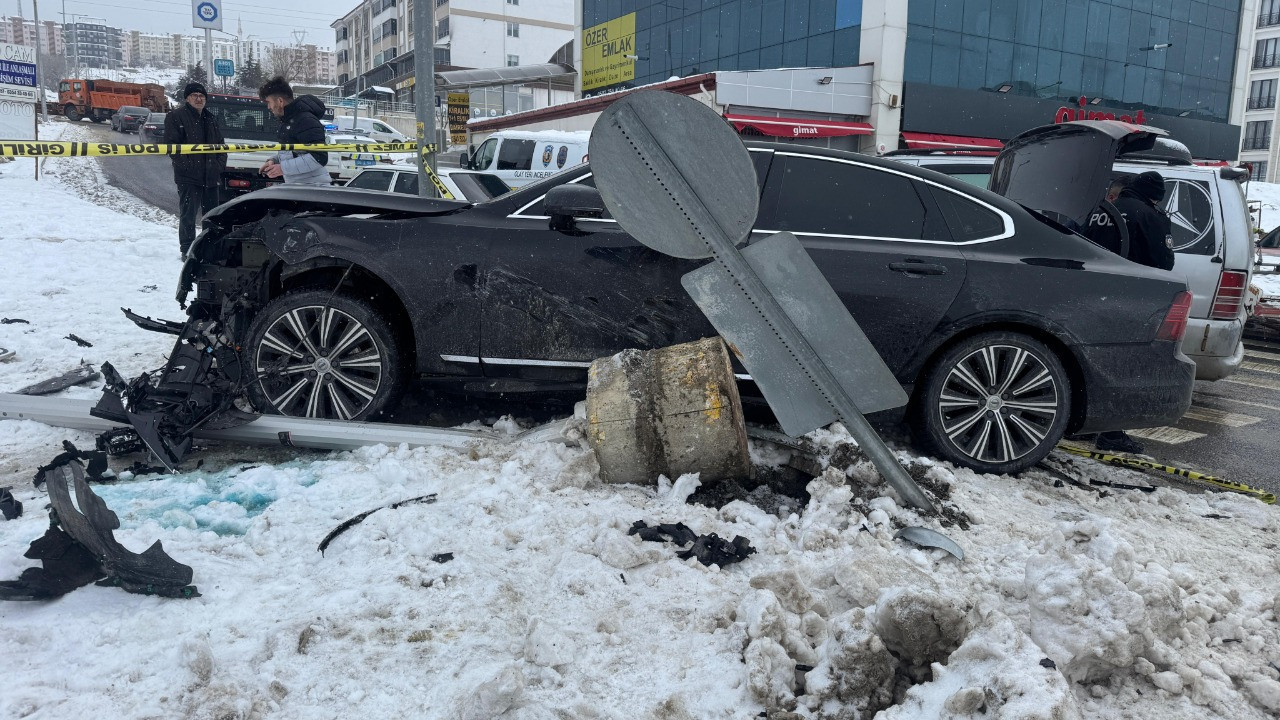 Yozgat'ta feci kaza! İki otomobil çarpıştı: Ölü ve yaralı var