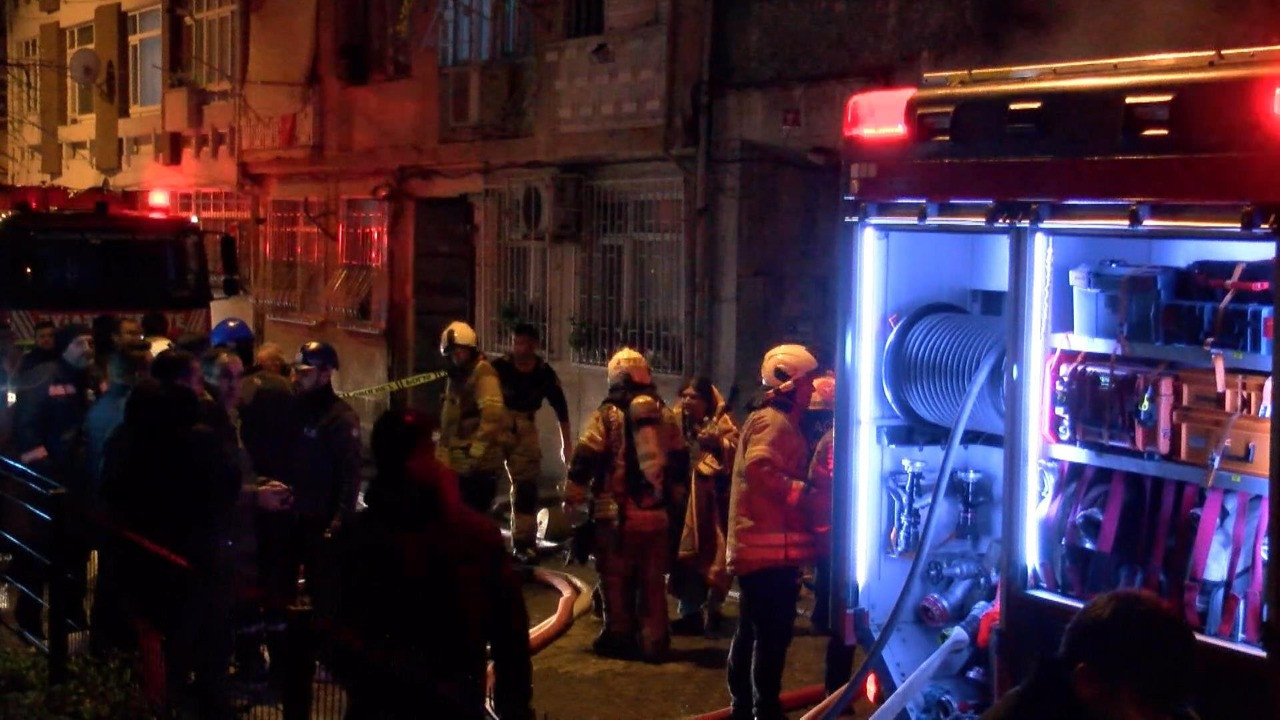 Kadıköy'de can pazarı! Çok sayıda kişi yaralandı: 4 katlı bina alevlere teslim oldu