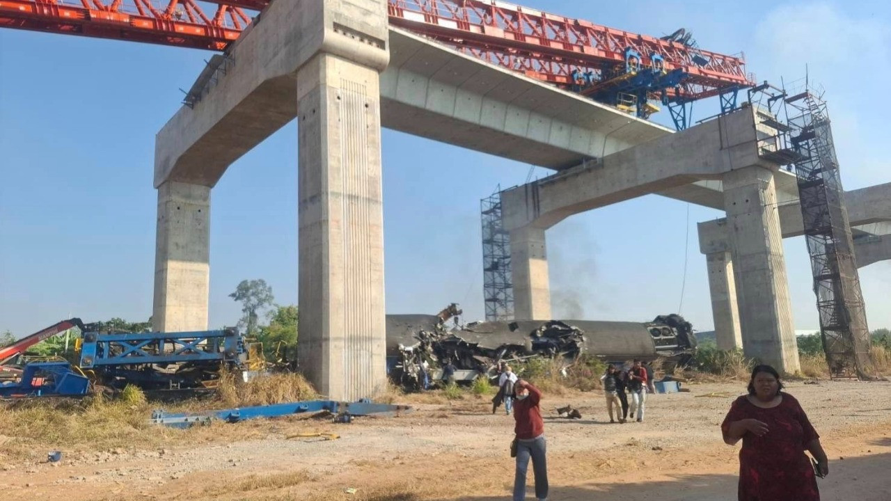 Katliam gibi kaza! Vinç trenin üzerine düştü: 32 ölü