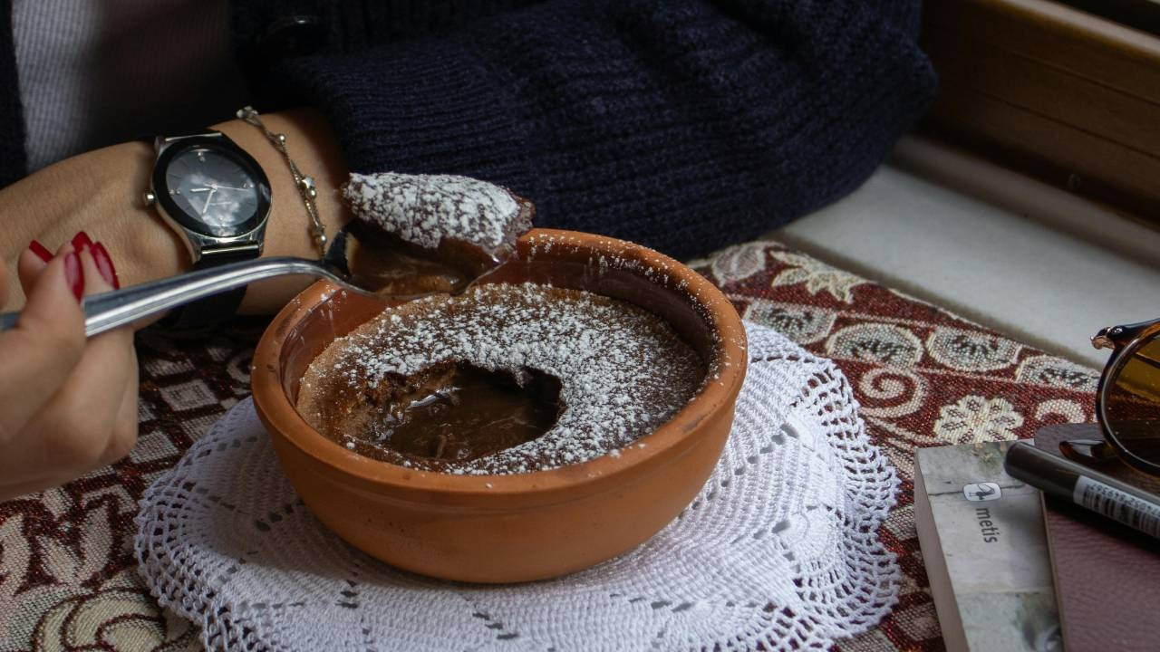Kaşık kaşık yediriyor: Çay saatinize keyif katacak! Sadece 5 dakikada sufleniz hazır
