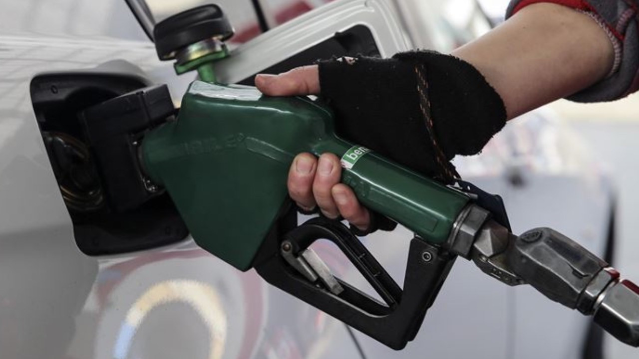 Araç sahiplerine müjde! Benzine indirim geliyor