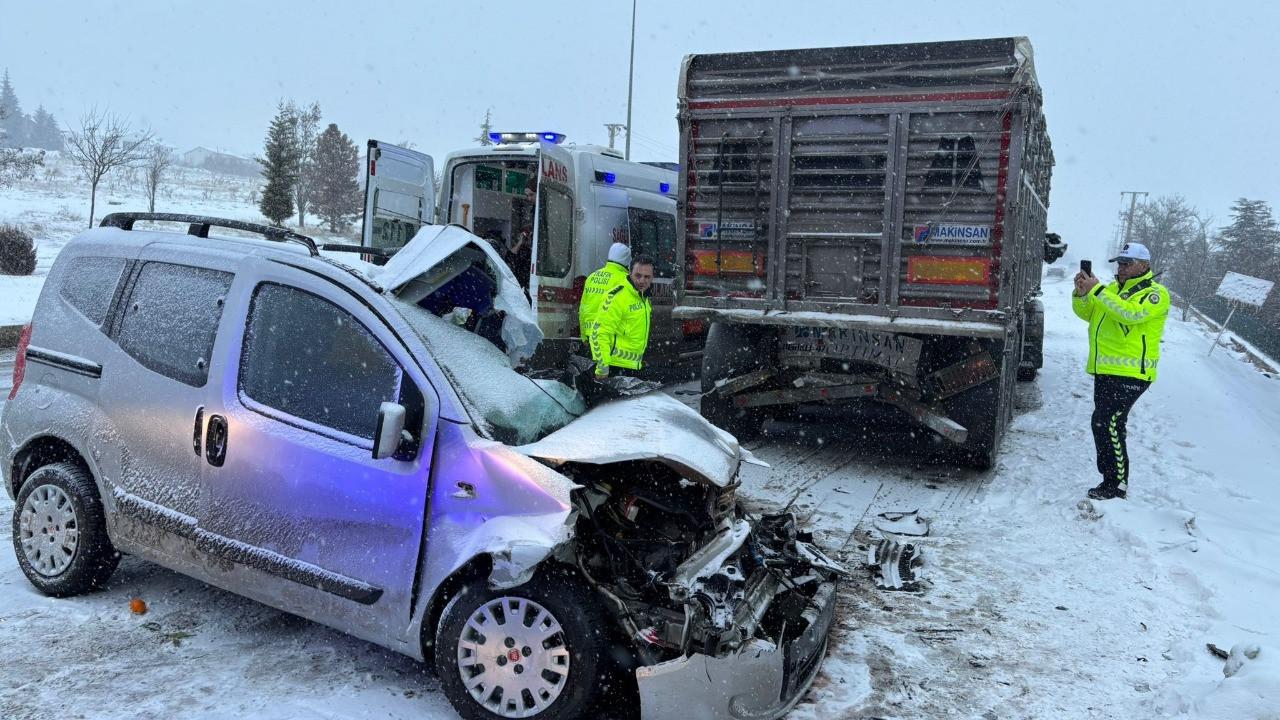 Korkunç kaza! Park halindeki kamyona ok gibi saplandı: Ölüler var