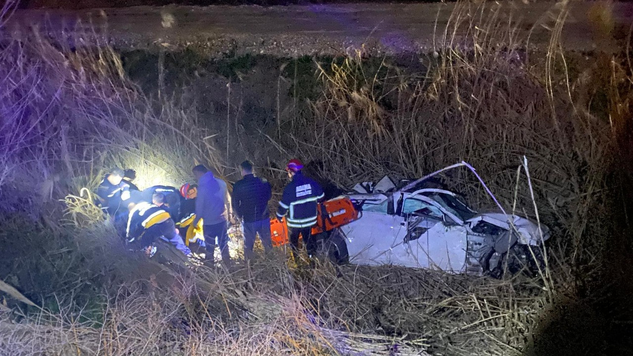 Feci kaza! Ölü ve yaralılar var: Otomobil dere yatağına uçtu