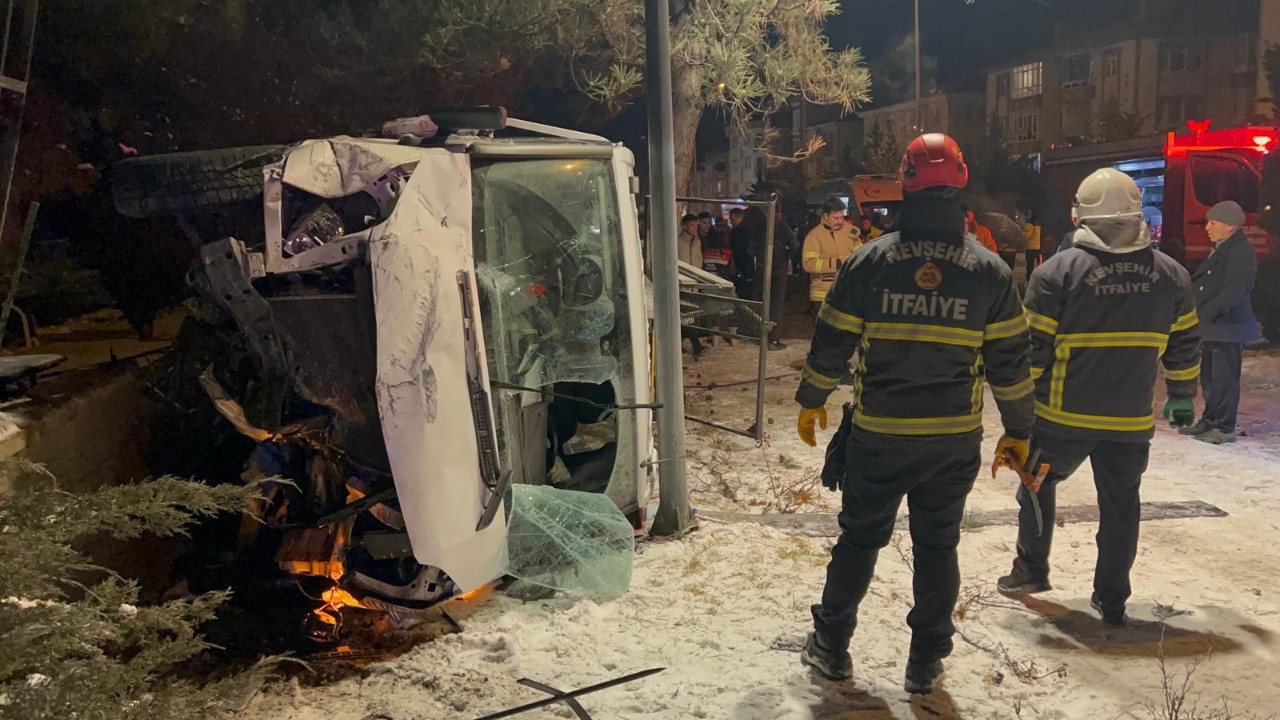 Feci kaza! Kamyonet otomobile arkadan çarptı: Yaralılar var