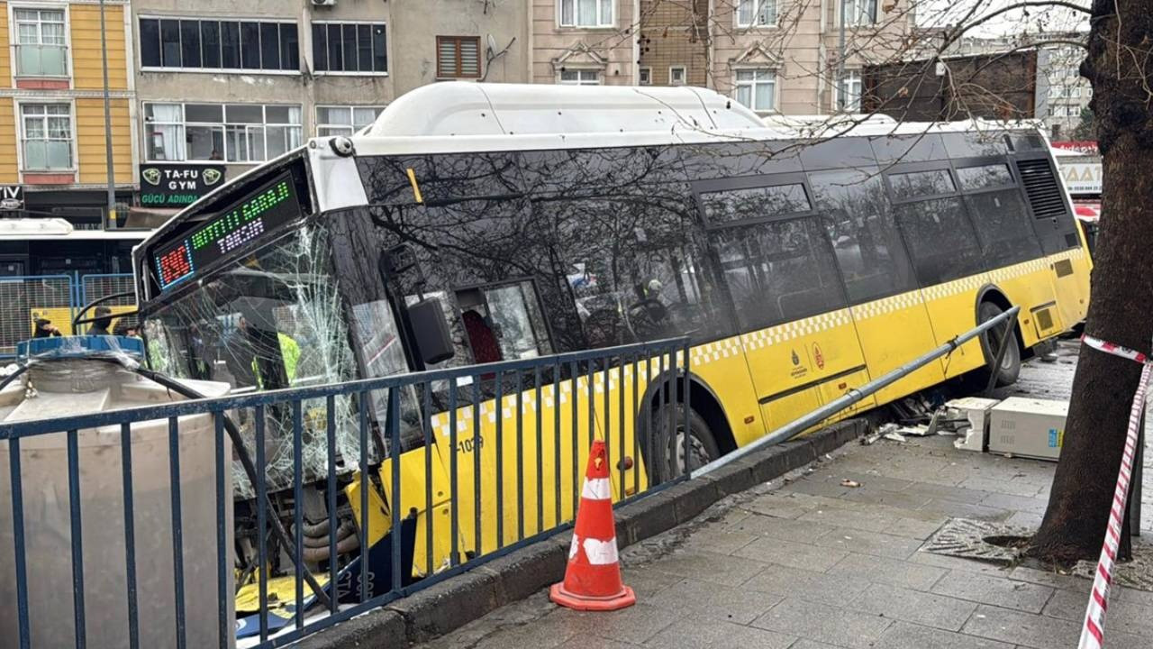 Esenler'de İETT otobüsü otoparka daldı! Ortalık savaş alanına döndü