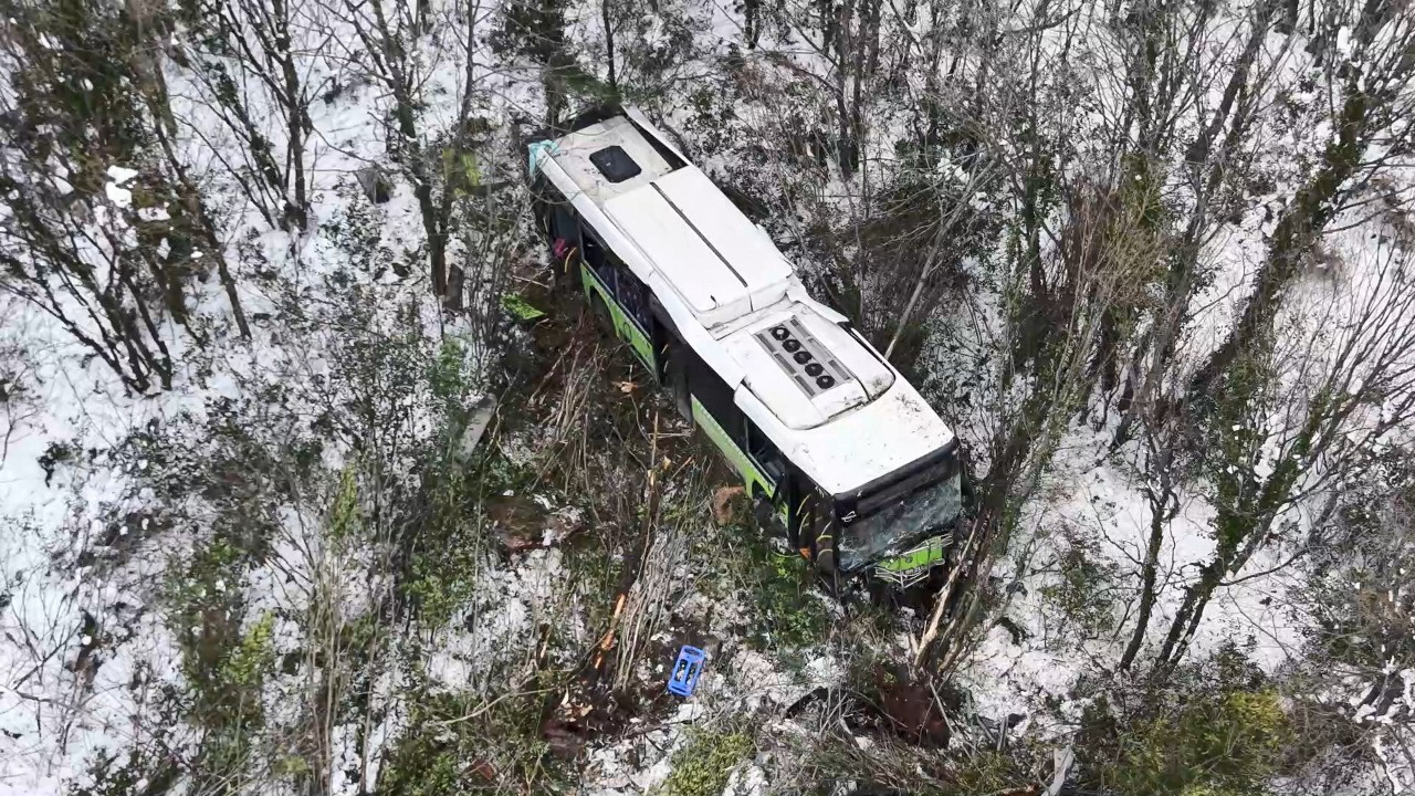 Yolcu otobüsü şarampole yuvarlandı! Yaralılar var