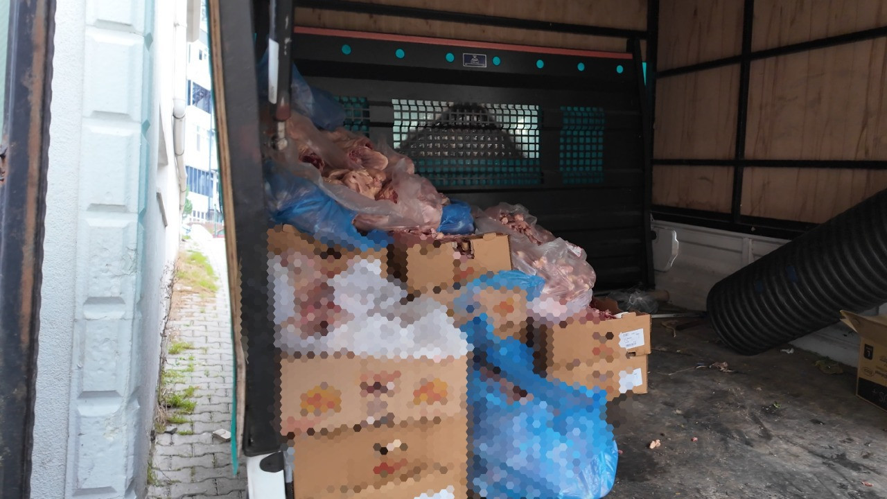 Görüntüler mide bulandırdı! Ruhsatsız tavuk eti parçalama tesisi mühürlendi
