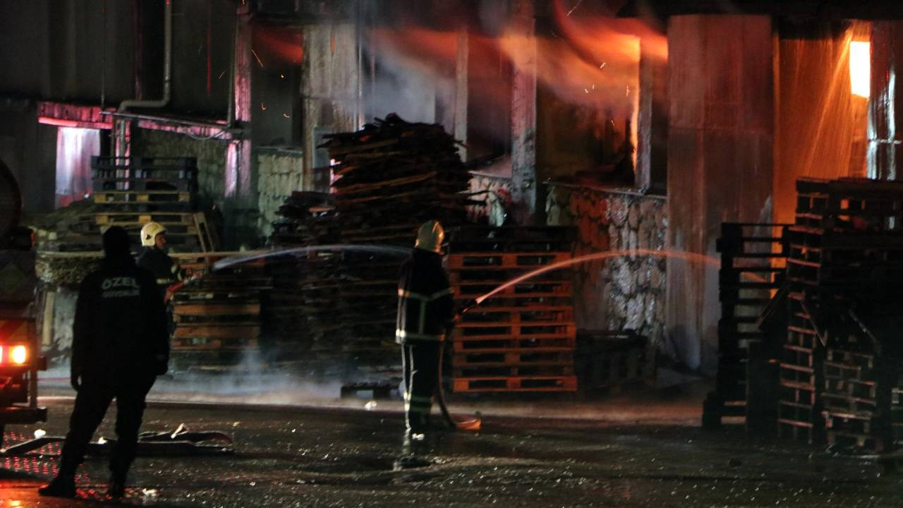 Adana'da parke ve panel üretilen fabrikada yangın