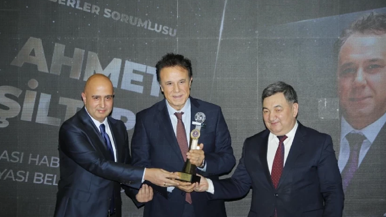 İpekyolu Ödülleri’nde tv100’e büyük gurur! Dış Haberler Müdürü Ahmet Yeşiltepe Uluslararası Haber ve Belgesel Ödülü aldı