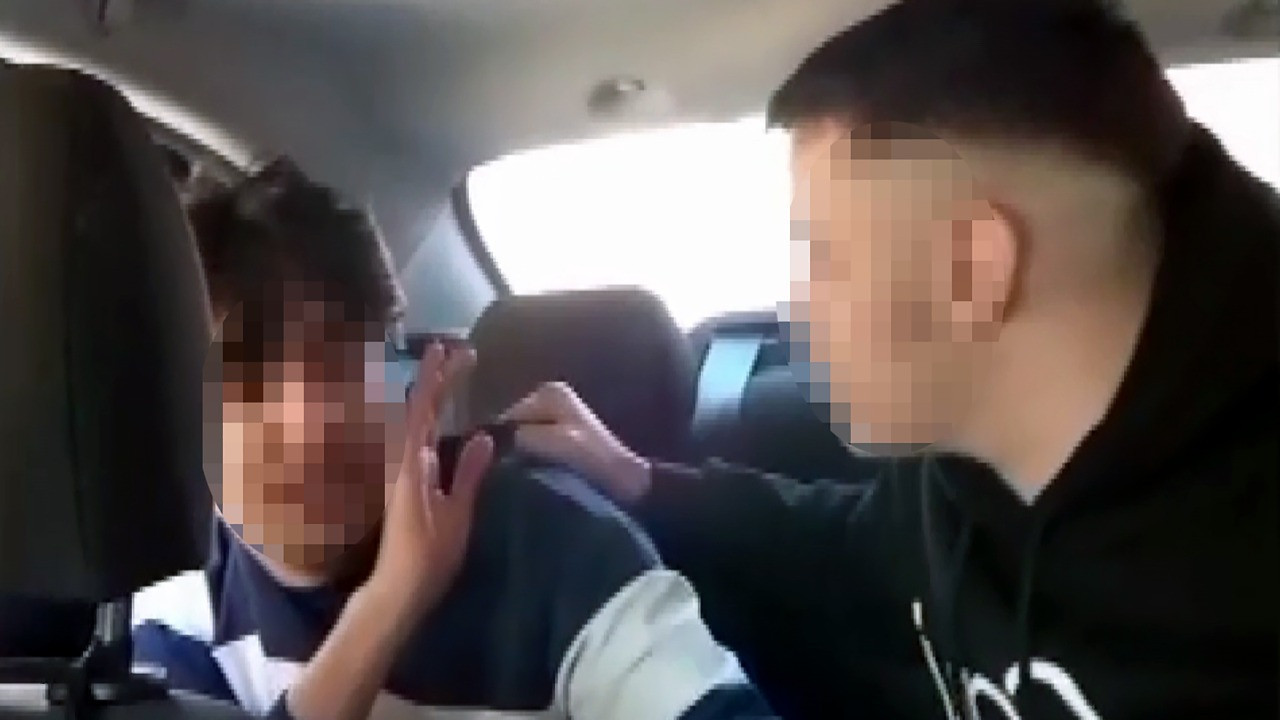 Yine akran dehşeti! Taksiyle araziye götürüp darbettiler