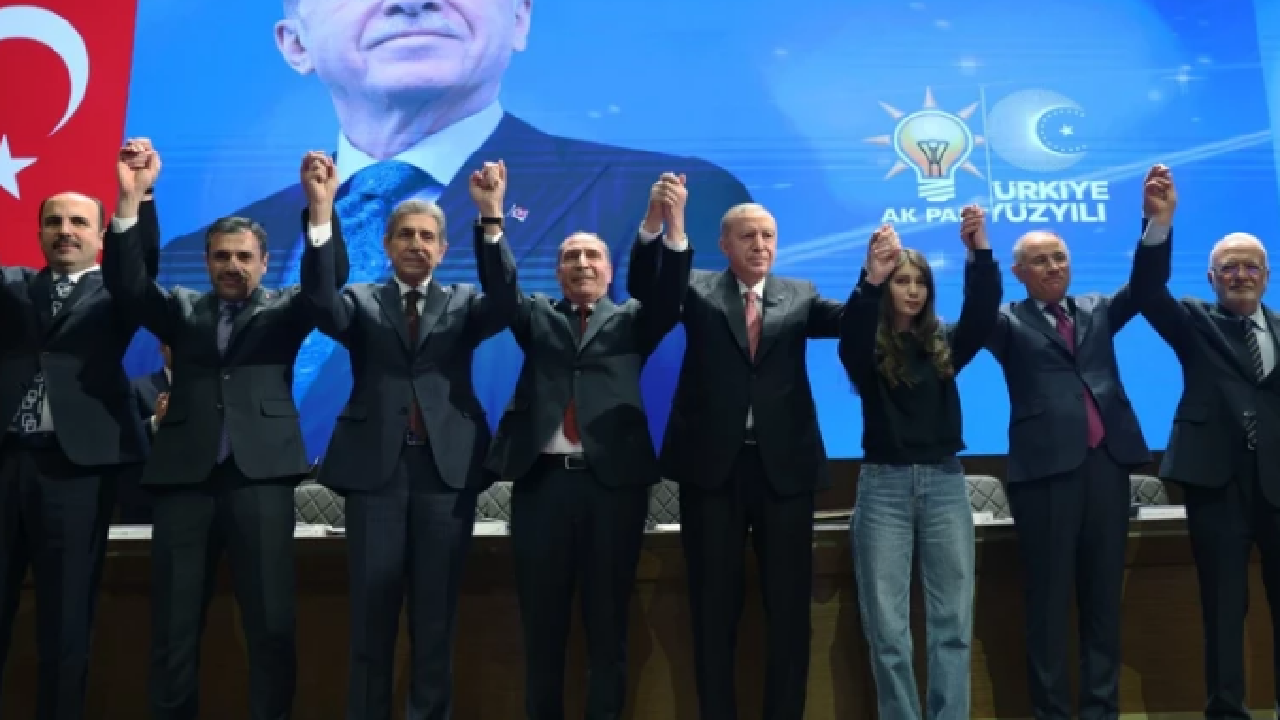 4 belediye başkanı AK Parti'ye katıldı! Rozetlerini Cumhurbaşkanı Erdoğan taktı