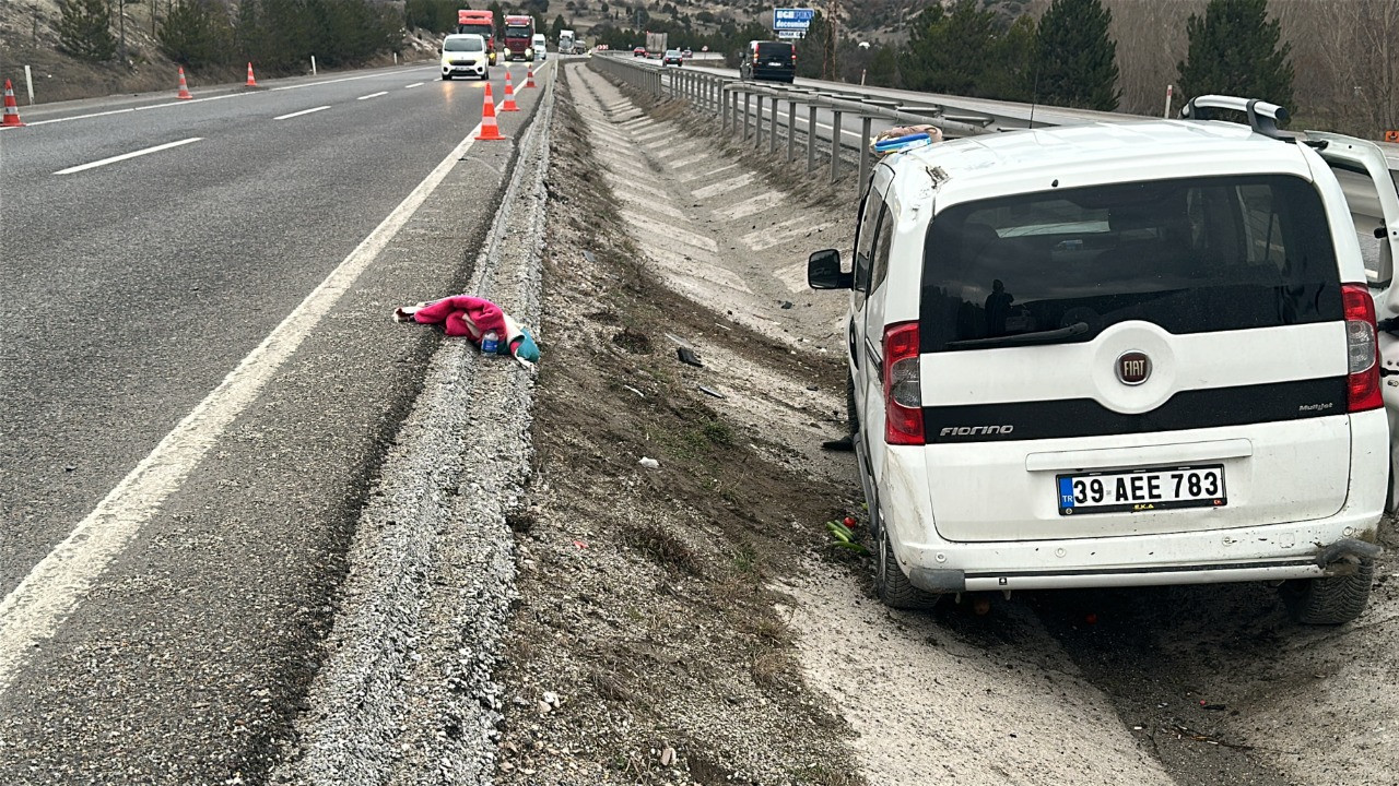 Feci kaza! Araç kanala düştü: Yaralılar var