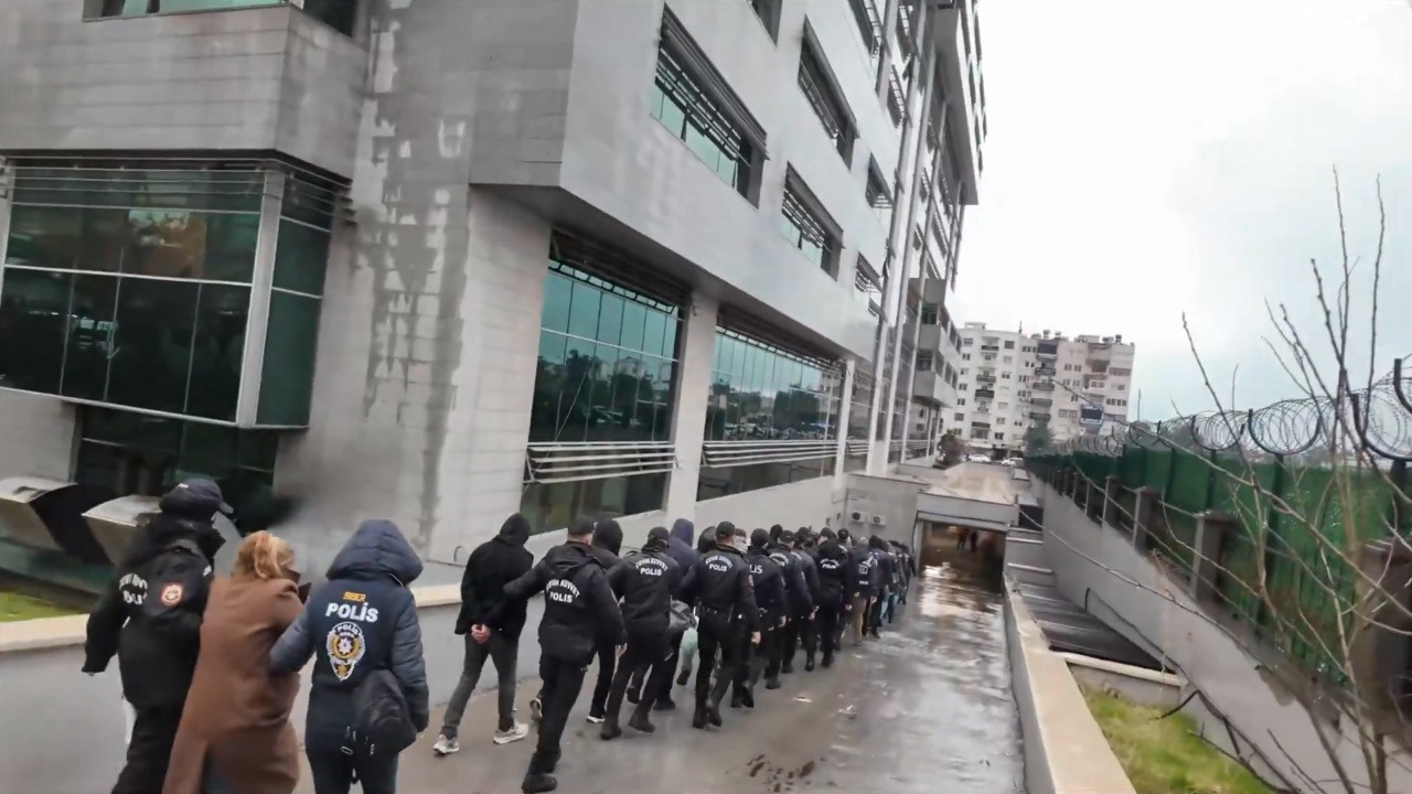 Mersin'de 'yasa dışı bahis ve dolandırıcılık' operasyonu: Çok sayıda kişi yakalandı