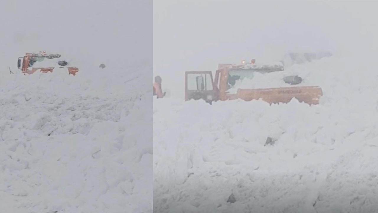 Karayolları kar savurma aracına çığ düştü: Faciadan dönüldü