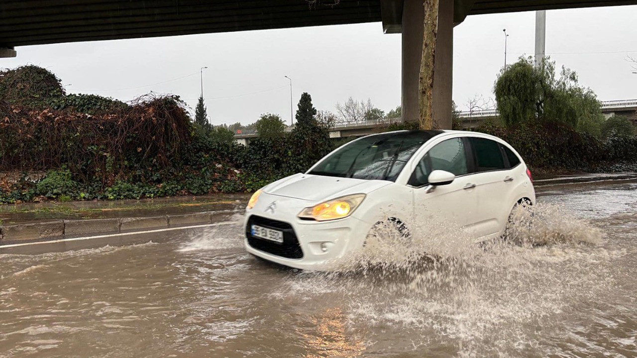 Sağanak yağış hayatı felç etti! Yollar göle döndü