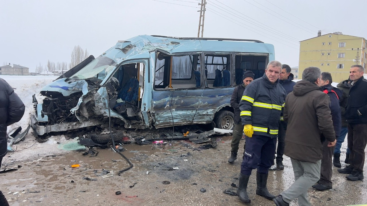 Feci kaza! Halk otobüsüyle minibüs çarpıştı: Çok s…