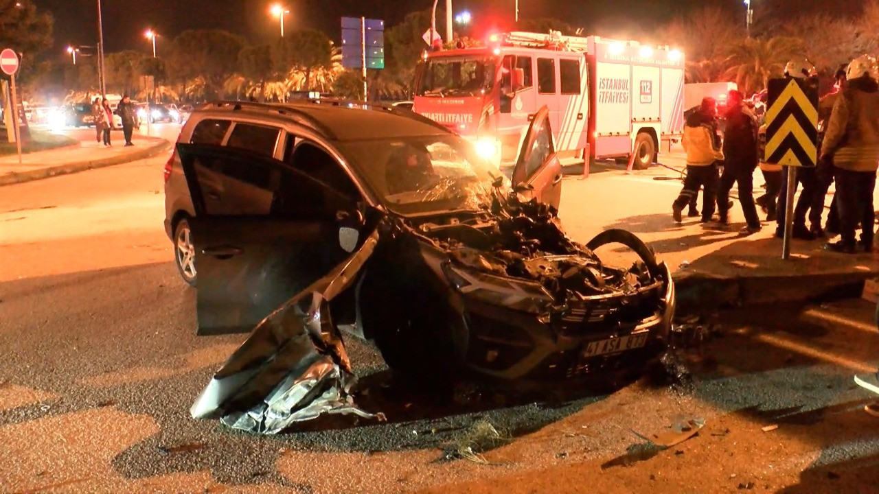 Feci kaza! Otomobiller kafa kafaya çarpıştı: Yaralılar var