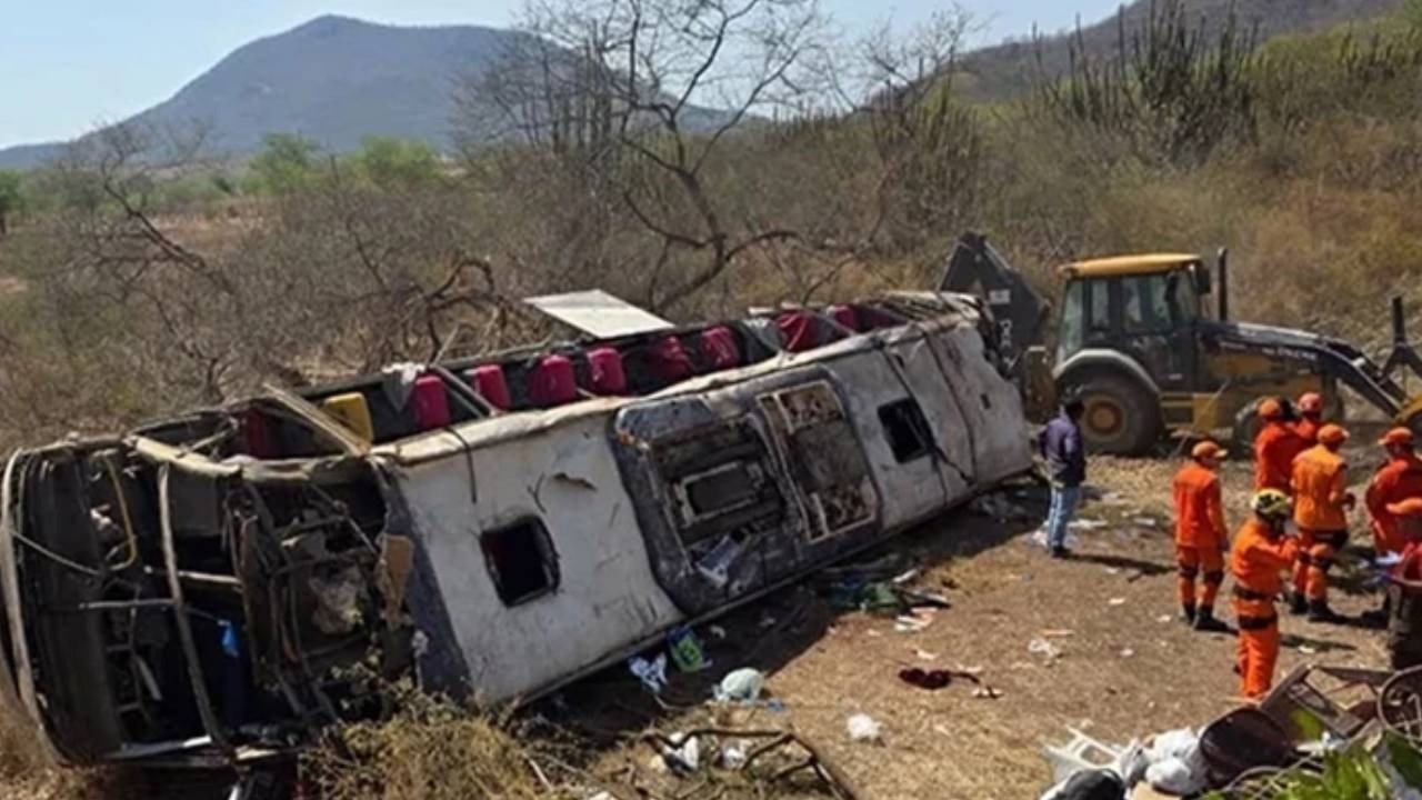 Katliam gibi  kaza: Otobüs devrildi! 16 ölü ve 44 yaralı var