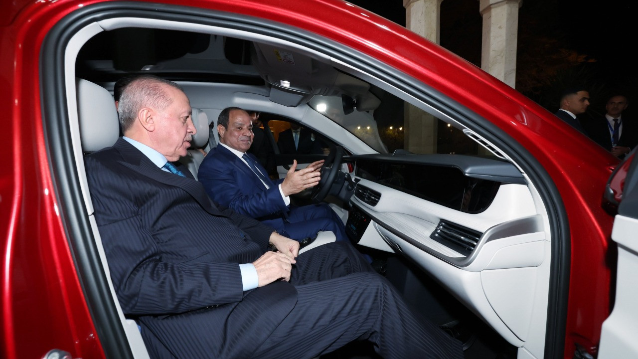 Kahire'de Togg sürprizi! Cumhurbaşkanı Erdoğan, Sisi'ye hediye etti