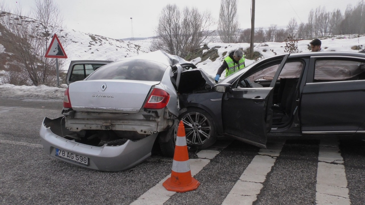 Feci kaza! Otomobiller çarpıştı: Ölü ve yaralılar var