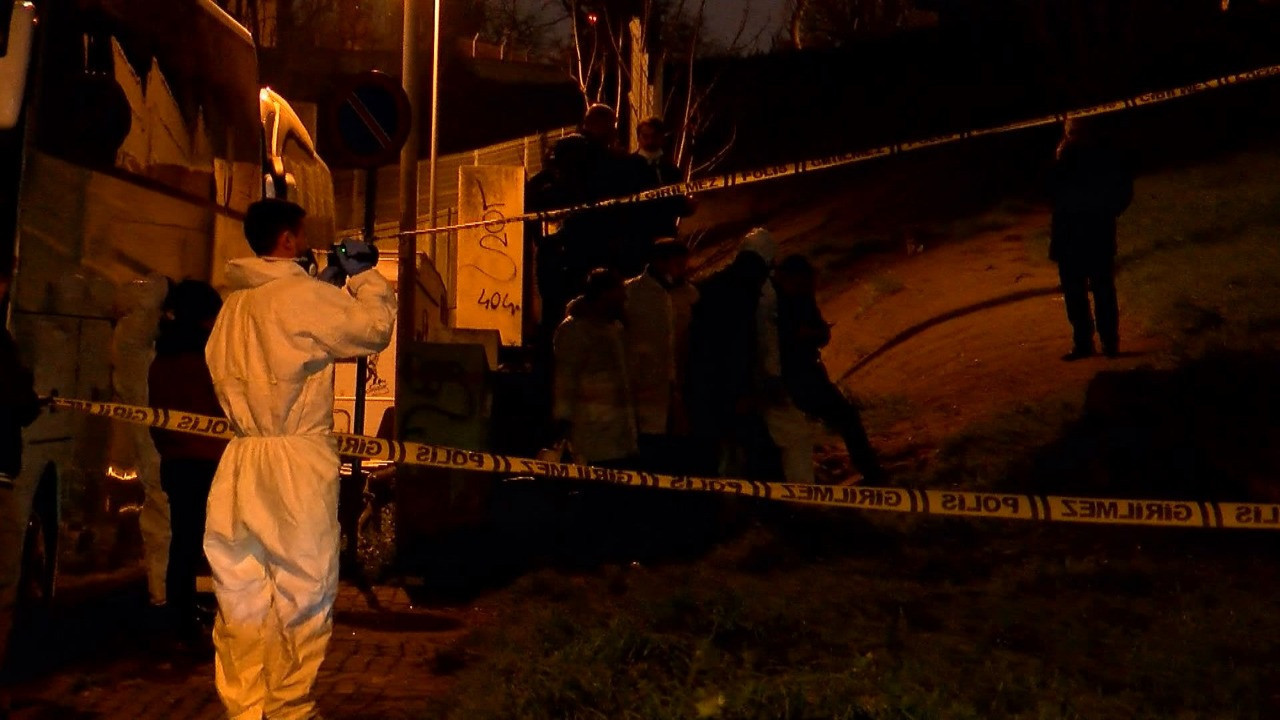 Yoldan geçenler buldu! İstanbul'da şüpheli erkek cesedi