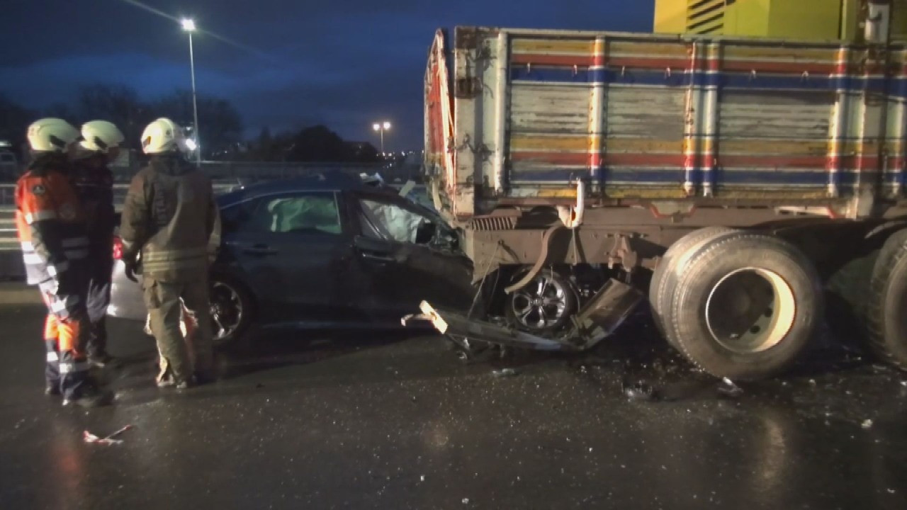 Silivri'de feci kaza! Tekeri kopan otomobil kamyona saplandı