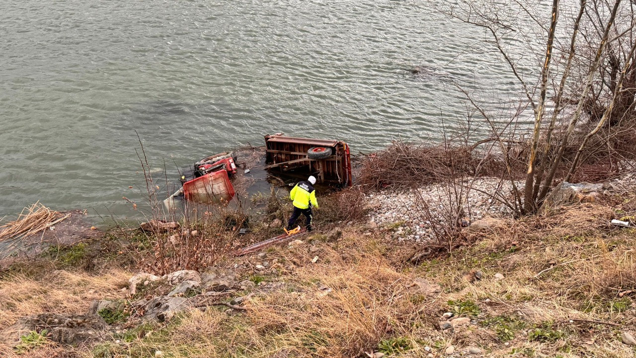 Feci kaza! Traktör Kızılırmak'a yuvarlandı: Ölü ve yaralı var