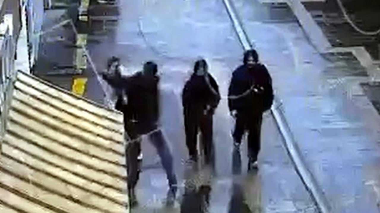 “Birini bıçaklamam lazım” dedi… 16 yaşındaki kıza dehşeti yaşattı! O anlar kamerada