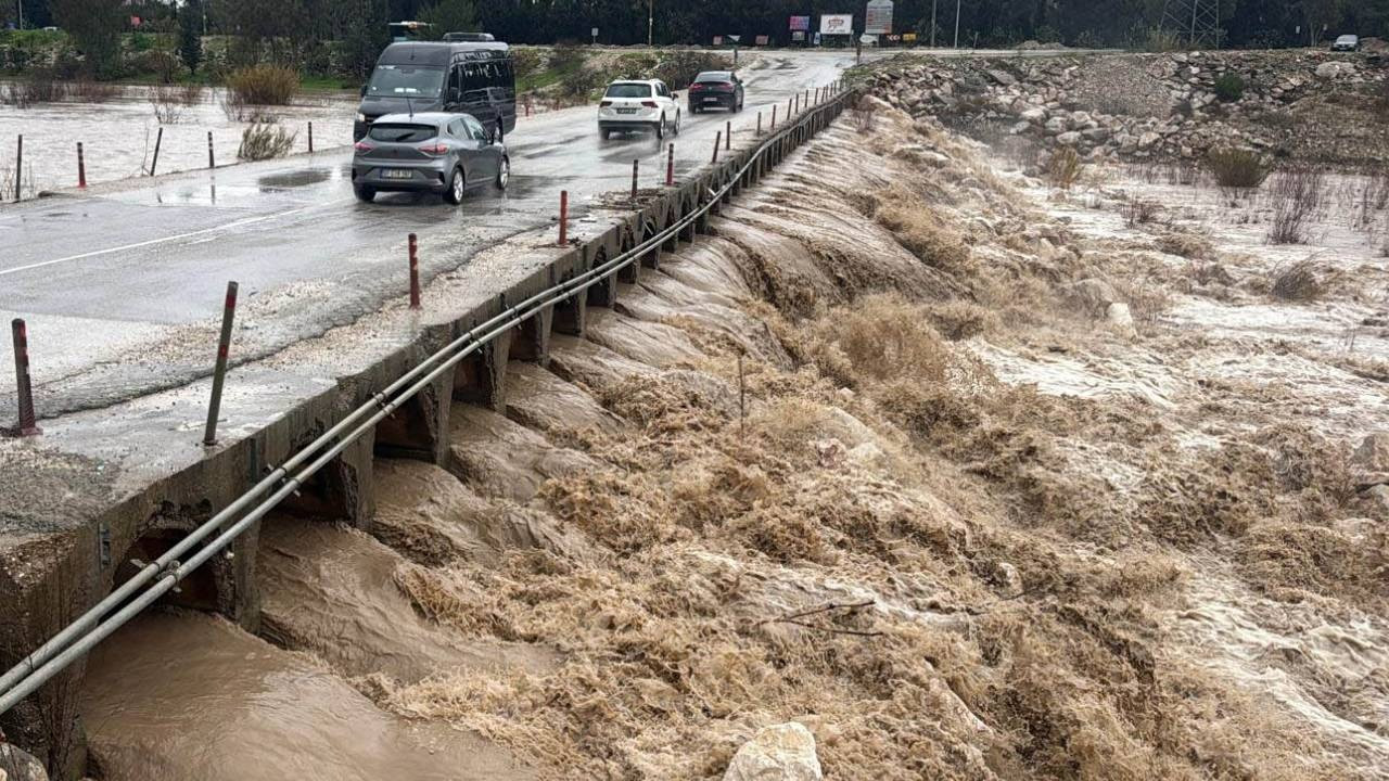 5 kentte hayat resmen durdu! Evleri su bastı, yollar göle döndü: Okullar tatil oldu
