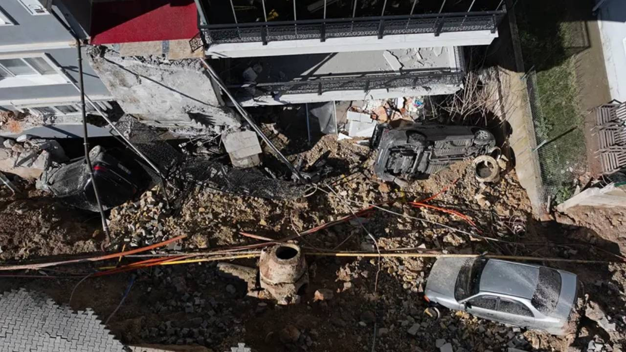 İzmir'de istinat duvarı çöktü! 2 binada büyük hasar var, 6 araba toprak altında kaldı