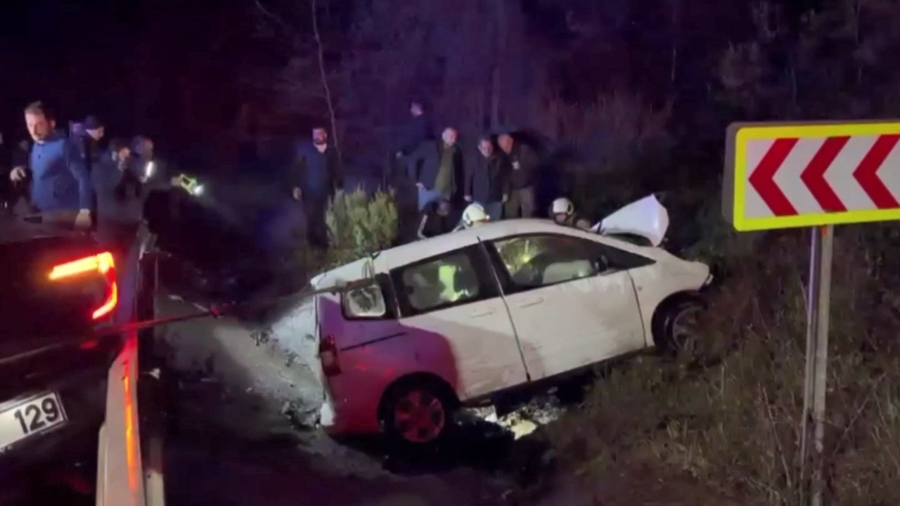 İstanbul'da feci kaza! İki araç kafa kafaya çarpıştı: Ölü ve yaralı var