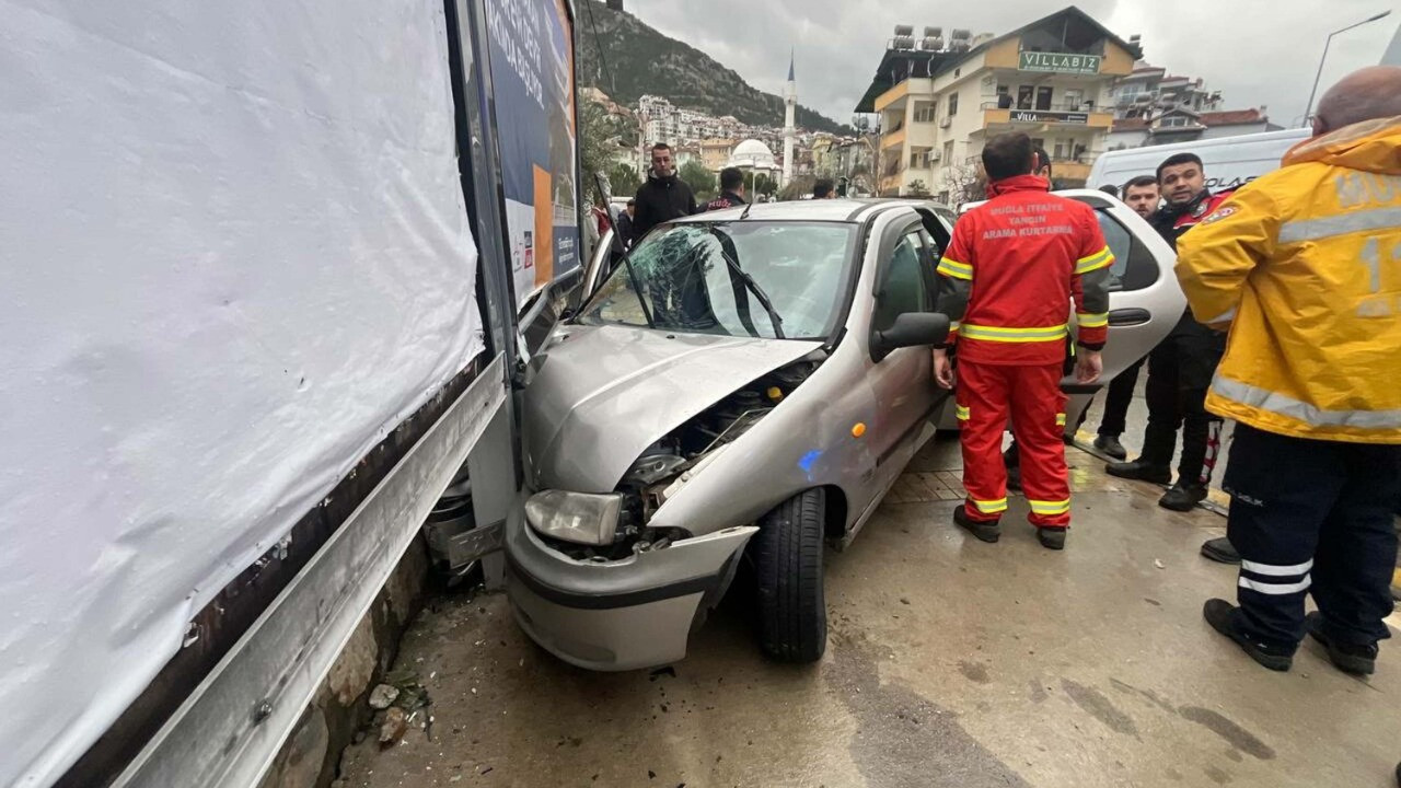 Feci kaza! Otomobil istinat duvarına çarptı: Ölü ve yaralılar var