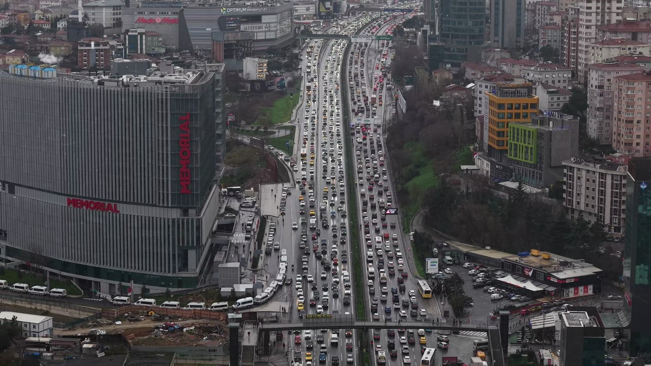 İstanbul'da trafik çilesi yüzde 90'a ulaştı!