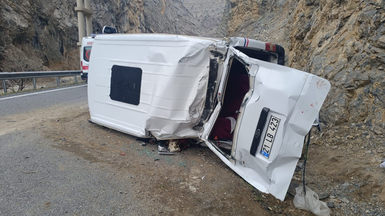 Feci kaza! Minibüs takla attı: Yaralılar var