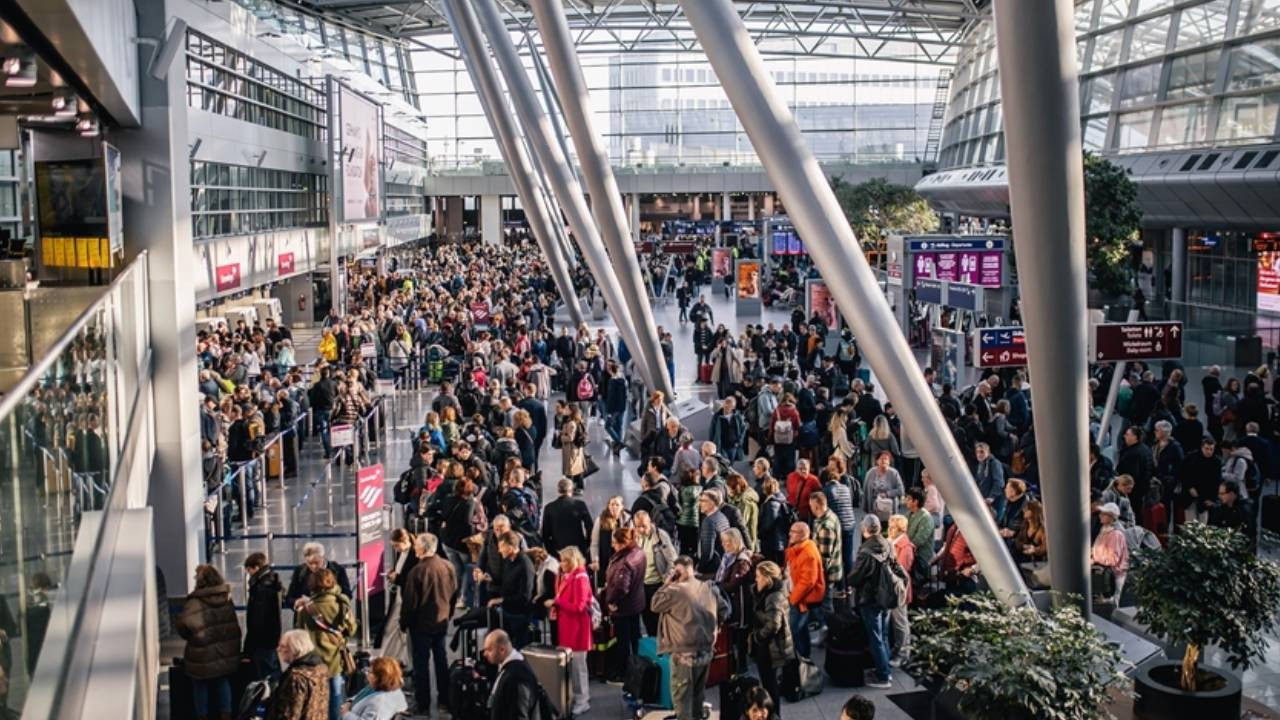 Münih Havalimanı’nda kar krizi! 500 yolcu uçaklarda sabahladı