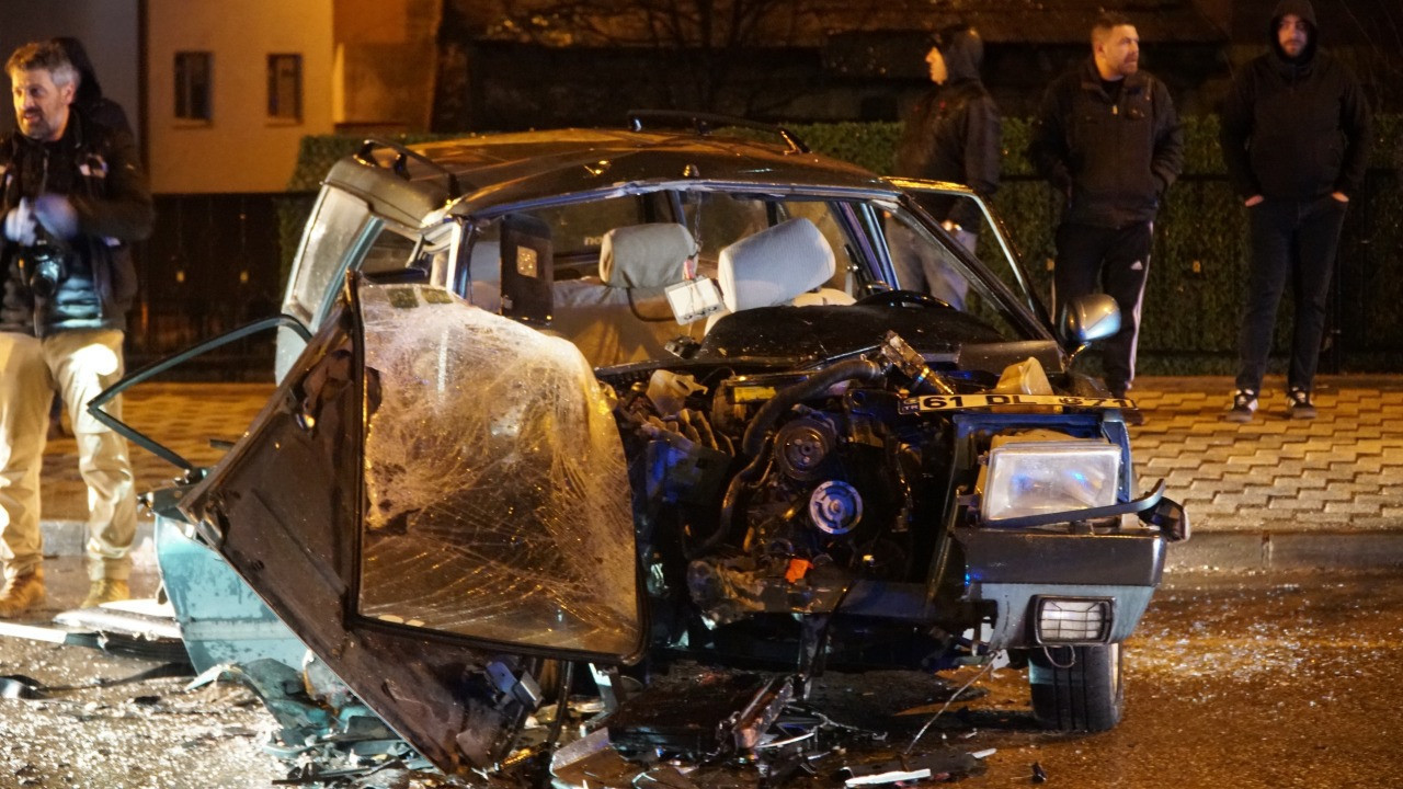 Korkunç kaza! Ölü ve yaralı var: İki otomobil kafa kafaya çarpıştı