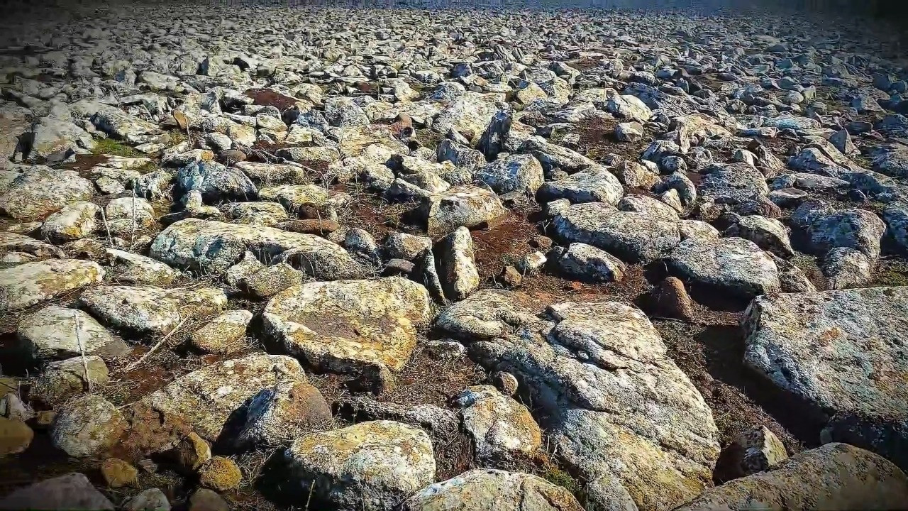 Jandarma'dan nefes kesen operasyon! Bazalt taşlarının altından cephanelik çıktı