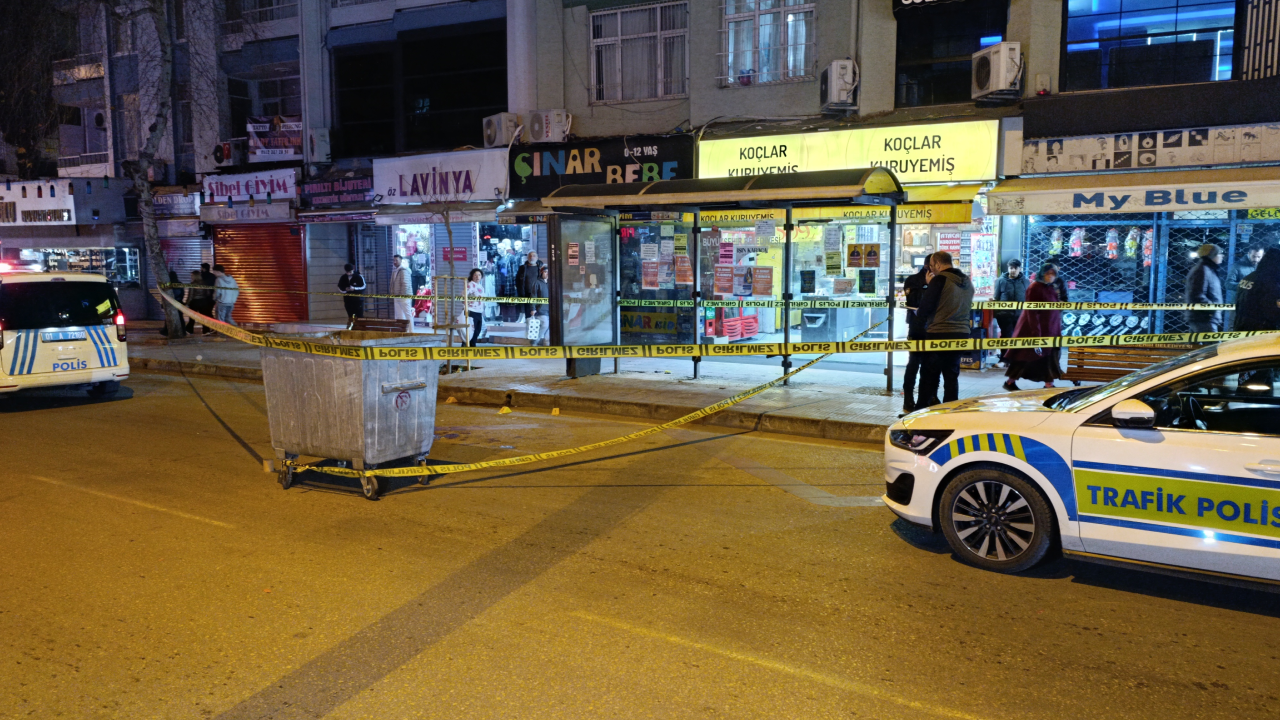 Otobüs beklerken husumetlisi tarafından vuruldu