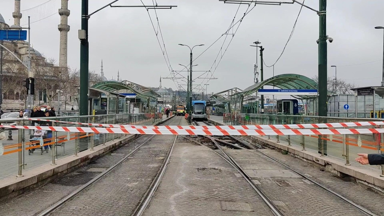 Eminönü’nde tramvay raydan çıktı! Seferlerde aksama yaşandı