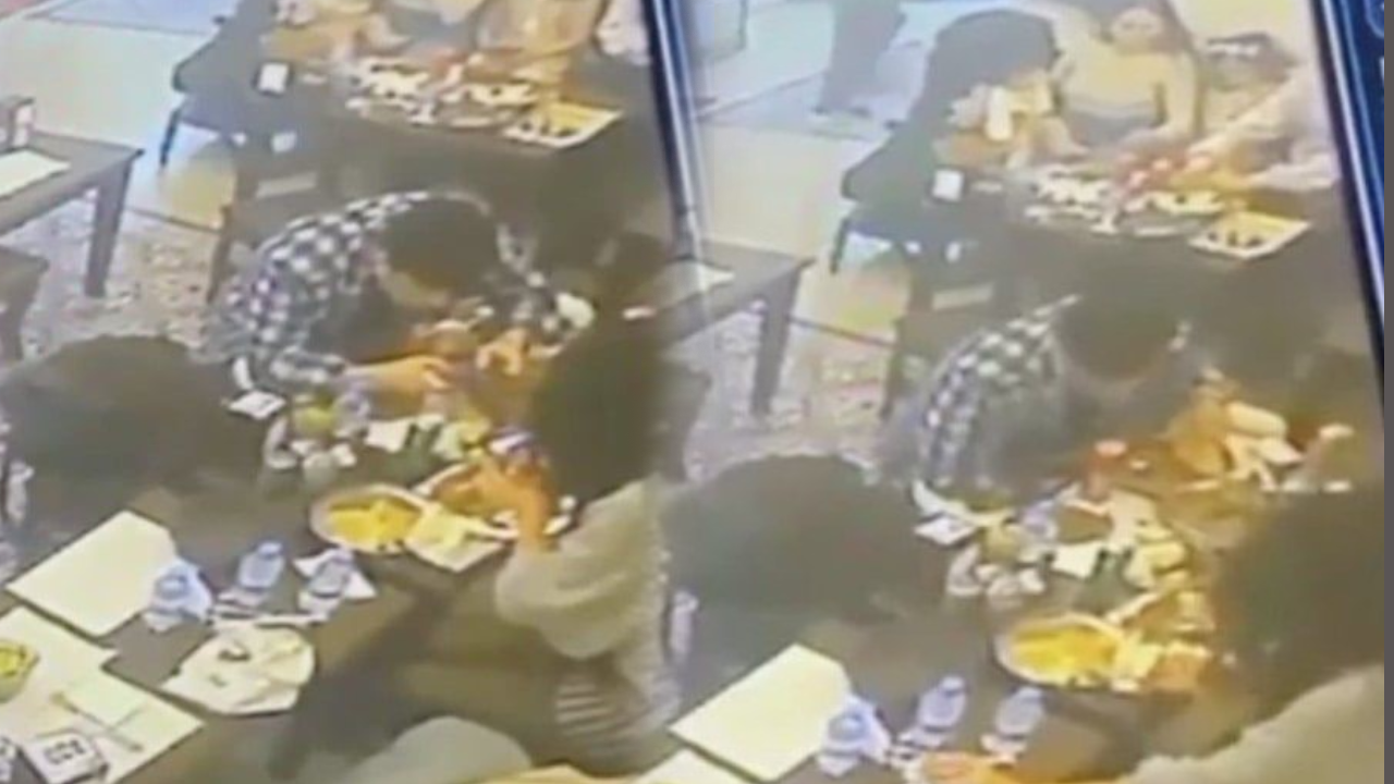 İstanbul'da akıl almaz olay! Yemeğinden çıkan böcek dudağını yaraladı