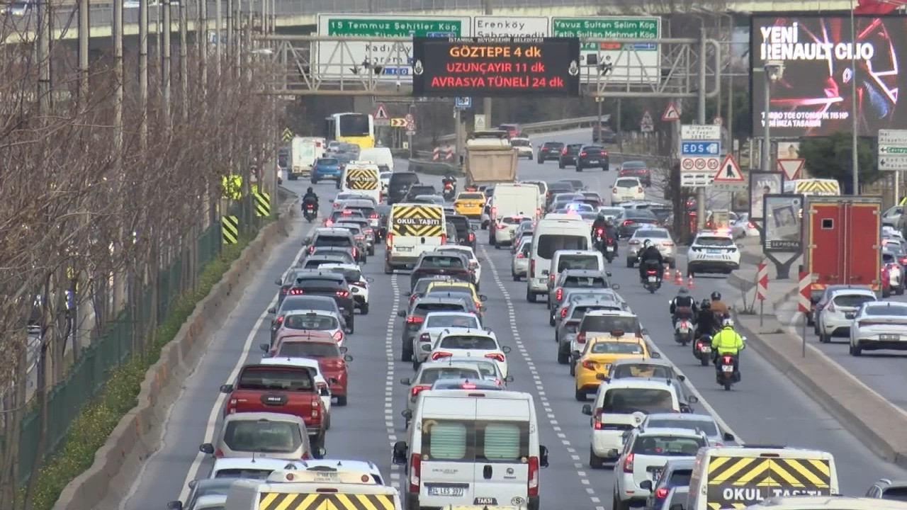 İstanbul'da trafik çilesi bitmiyor! Haftanın ilk iş gününde yorgunluk